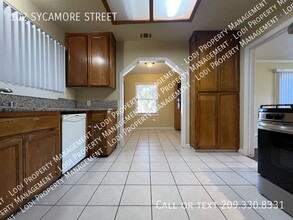 102 Sycamore St in Lodi, CA - Building Photo - Building Photo