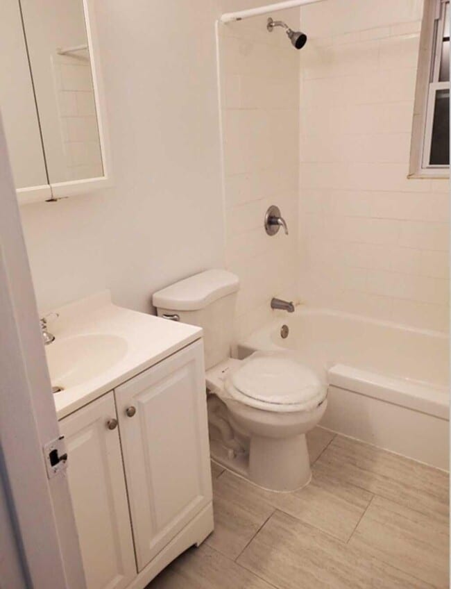 Renovated Apartment Available in Spotswood, NJ - Foto de edificio - Building Photo