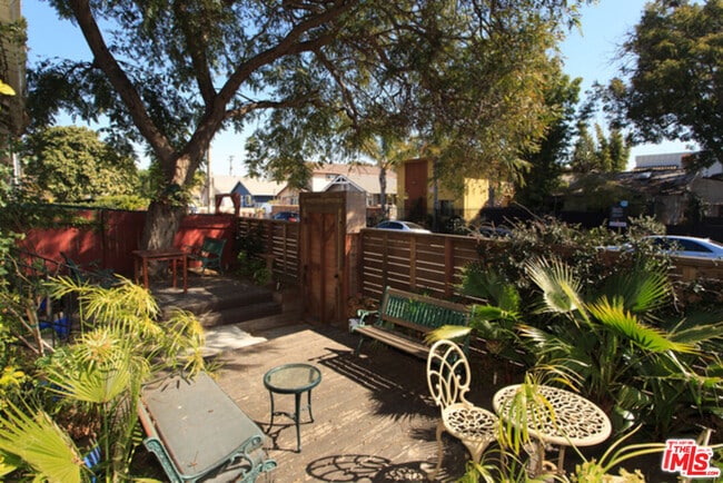 547 Brooks Ave in Los Angeles, CA - Building Photo - Building Photo