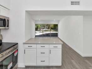 353 E Thomas Rd, Unit C104 in Phoenix, AZ - Building Photo - Building Photo