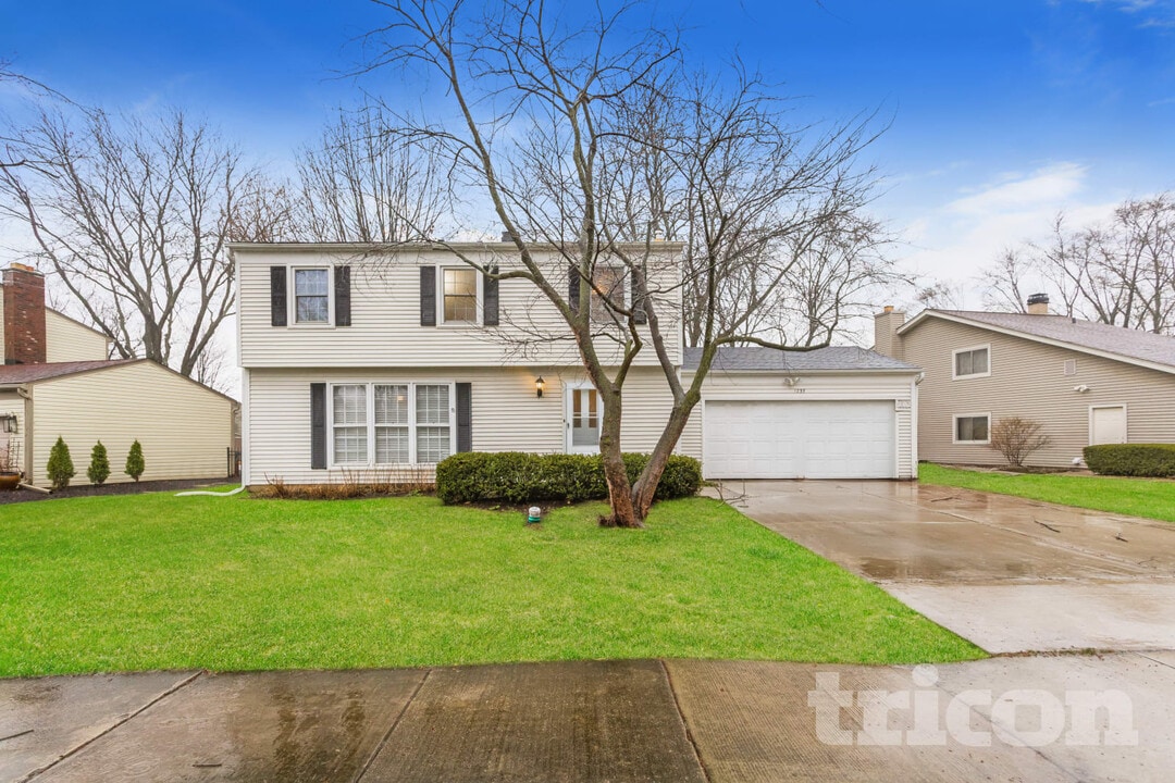 1235 Casa Solana Dr in Wheaton, IL - Building Photo