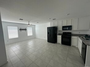 450 Reverie Way in Ferris, TX - Foto de edificio - Building Photo