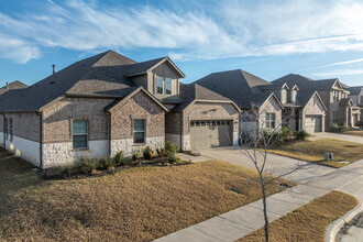 8017 Chapman Cir in Rowlett, TX - Foto de edificio - Building Photo