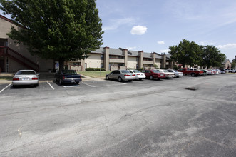 Oak Tree Village in Tulsa, OK - Building Photo - Building Photo