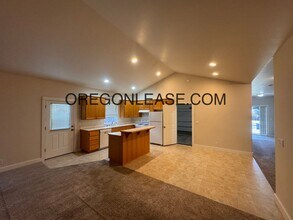 3648 Countryside Ln in Eugene, OR - Building Photo - Building Photo