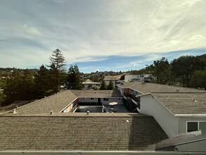 1205 Geraldine Way in Belmont, CA - Building Photo - Building Photo