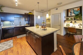 8877 Lakes at 610 Dr in Houston, TX - Building Photo - Building Photo