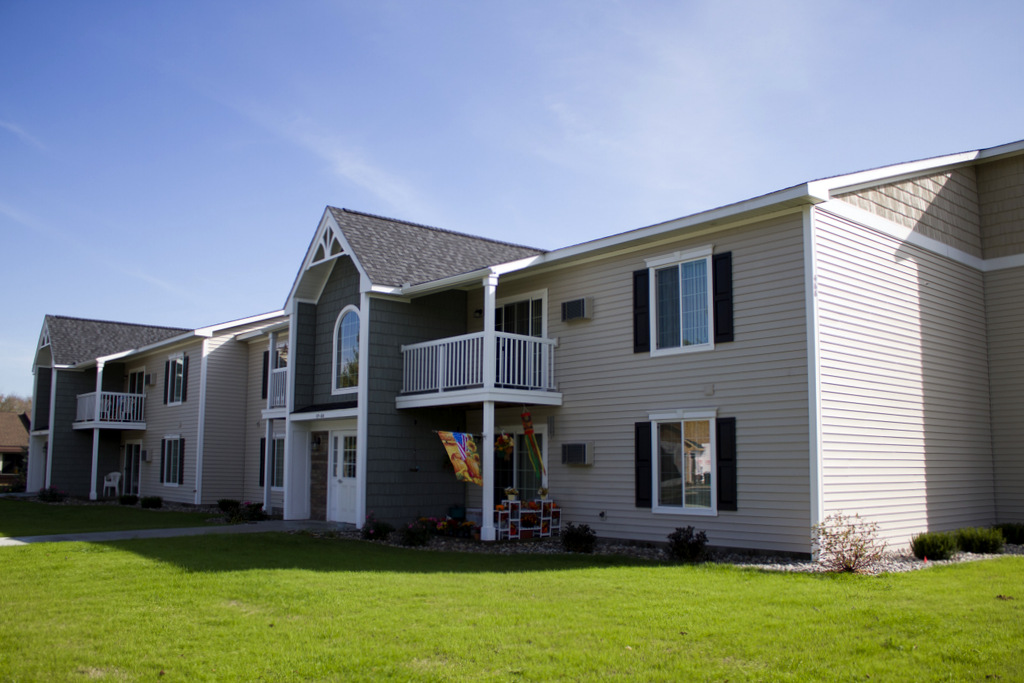 Pine Meadow Village Apartments in Alpena, MI - Foto de edificio