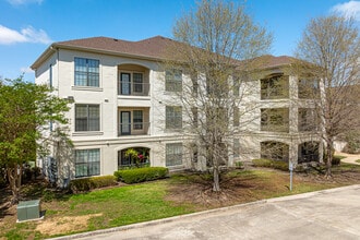 Paramount at Cedar Lodge in Baton Rouge, LA - Foto de edificio - Building Photo