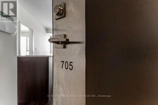 2087 Fairview St in Burlington, ON - Building Photo