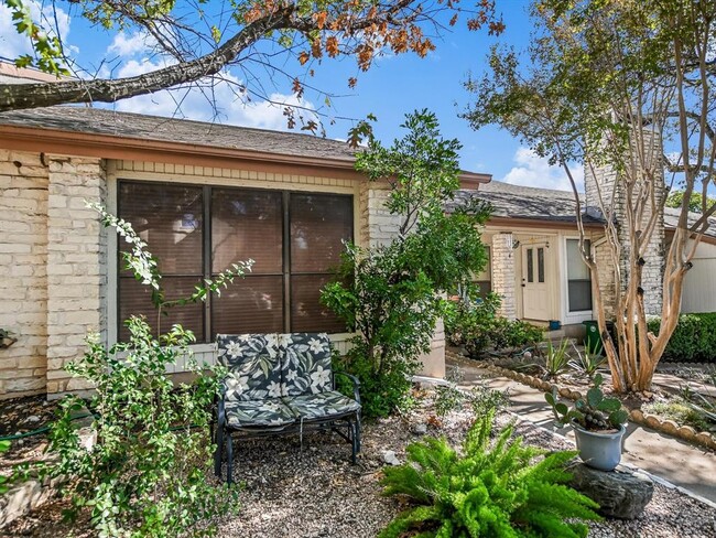 8817 Honeysuckle Trail in Austin, TX - Foto de edificio - Building Photo