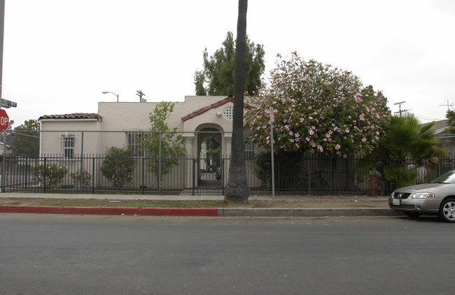 3880 W 1st St in Los Angeles, CA - Building Photo - Building Photo