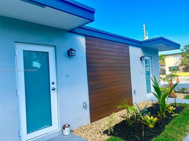 228 SE 9th Ct in Hallandale Beach, FL - Building Photo - Building Photo