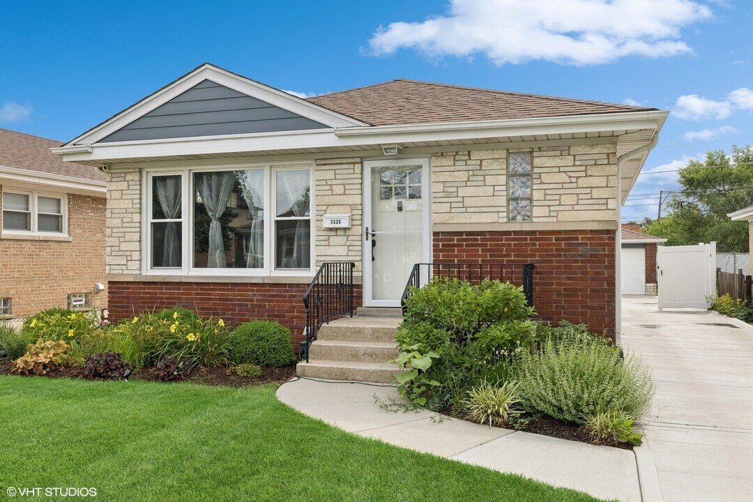 7335 N Nora Ave in Niles, IL - Building Photo