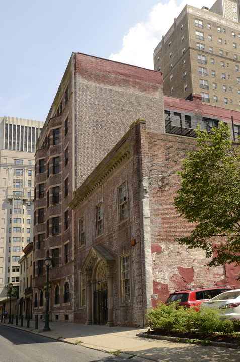 Warwick Apartments in Philadelphia, PA - Building Photo