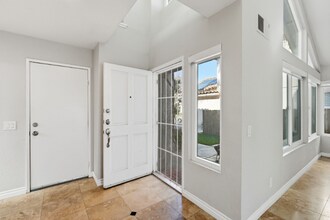 1727 Avenida Alta Mira in Oceanside, CA - Building Photo - Building Photo