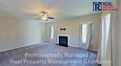 1003 Marston Dr in Jacksonville, NC - Foto de edificio - Building Photo