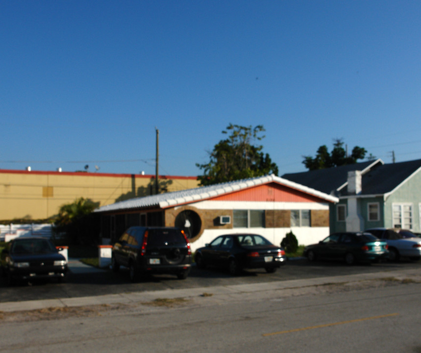 2125 Polk St in Hollywood, FL - Building Photo