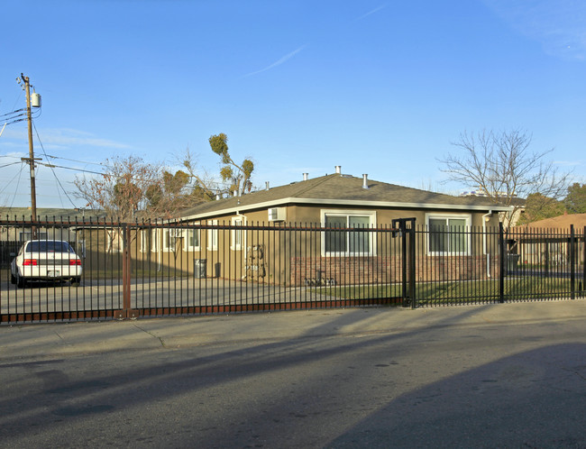 5261 Young St in Sacramento, CA - Building Photo - Building Photo