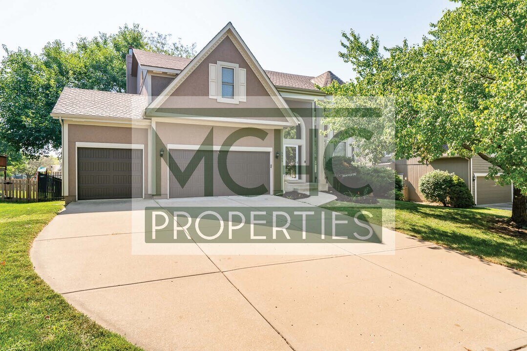 5909 W 153rd Terrace in Overland Park, KS - Building Photo