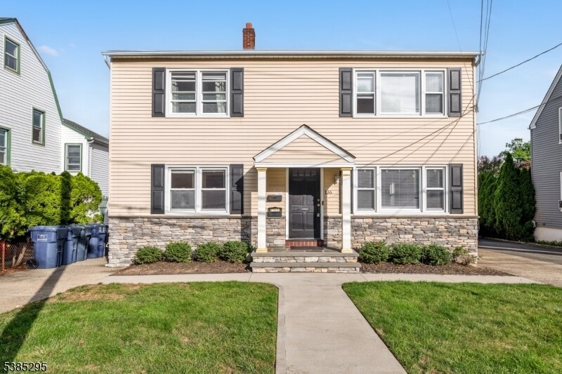 136 Pine St in Hackensack, NJ - Building Photo