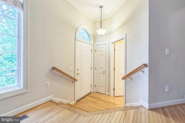 8159 Skelton Cir in Falls Church, VA - Building Photo - Building Photo