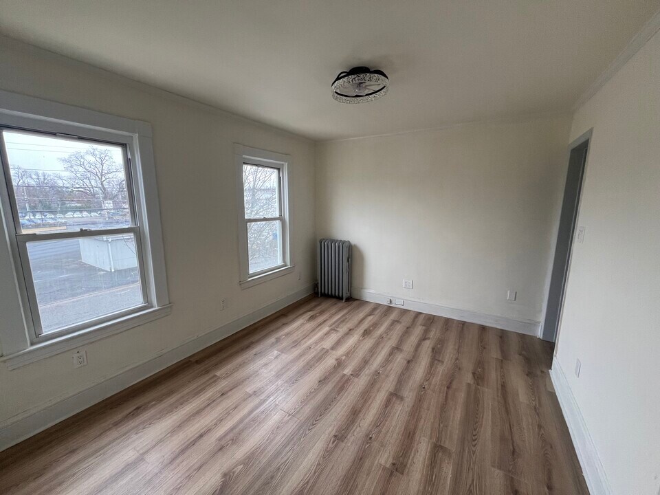 47 Fayette St in Edison, NJ - Building Photo