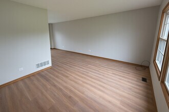 2343 Glenmoor Dr in West Dundee, IL - Building Photo - Building Photo