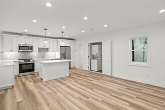 71 W Main St-Unit -2A in Oyster Bay, NY - Building Photo - Building Photo