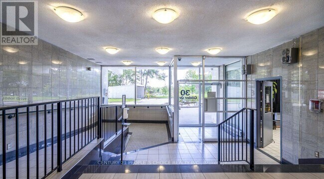 30 Gilder Dr in Toronto, ON - Building Photo - Building Photo