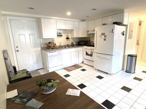 136 Hill St, Unit 3 in Portsmouth, NH - Building Photo - Building Photo