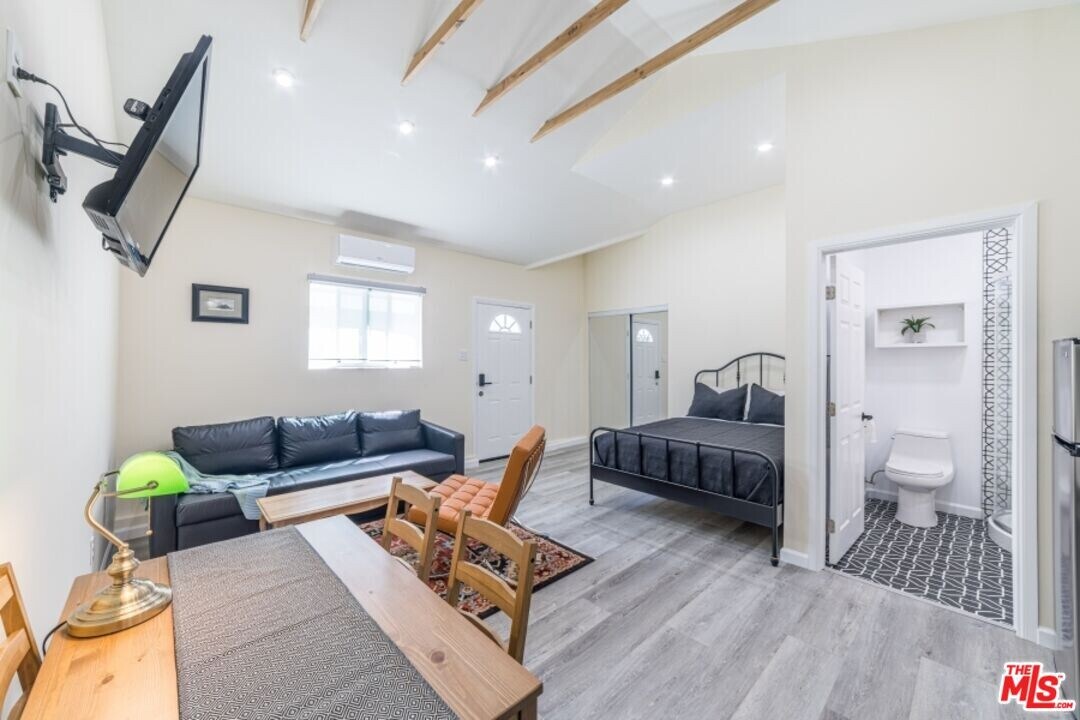 10527 Bianca Ave in Los Angeles, CA - Building Photo