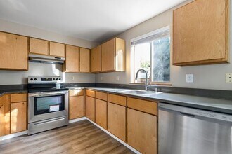 17450 SE 82nd Dr in Clackamas, OR - Foto de edificio - Building Photo
