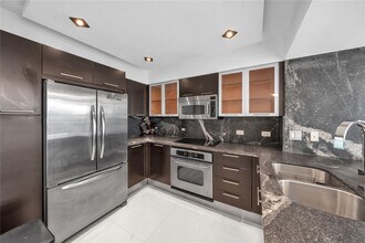 31 SE 5th St, Unit 407 in Miami, FL - Foto de edificio - Building Photo