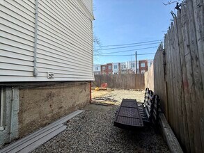 8 Connecticut Ave, Unit 1 in Somerville, MA - Building Photo - Building Photo