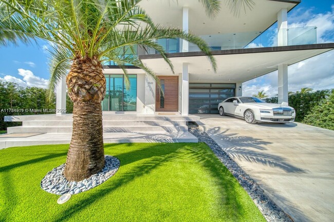 7520 W Treasure Dr in North Bay Village, FL - Building Photo - Building Photo