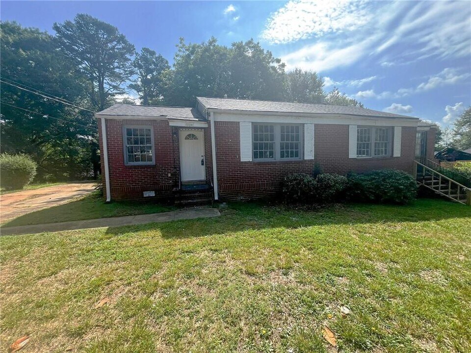 1724 Lisbon Dr SW in Atlanta, GA - Building Photo