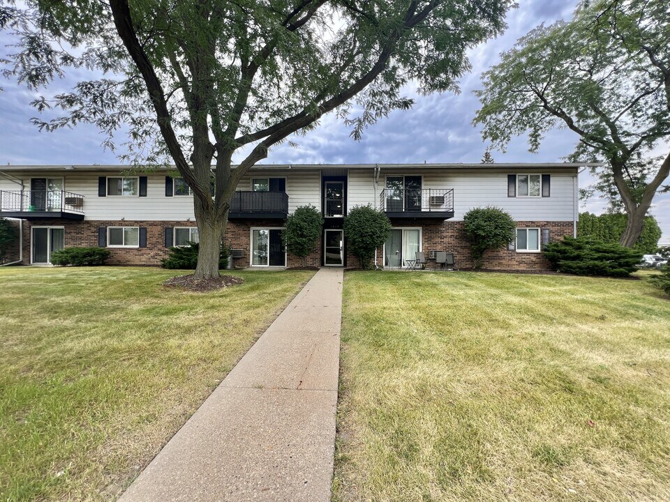 1810 Greenway Cross in Fitchburg, WI - Building Photo