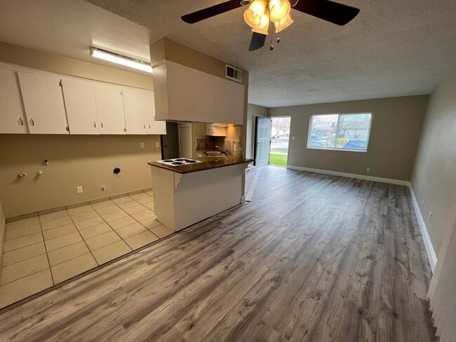 1205 F St in Reedley, CA - Building Photo - Building Photo