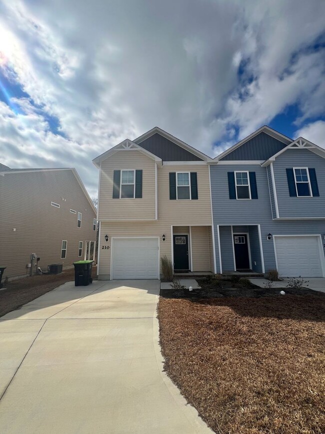 210 Shallowbag Bay Ln in Jacksonville, NC - Building Photo - Building Photo