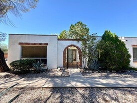 1002 N Camino Las Solanas in Tucson, AZ - Building Photo
