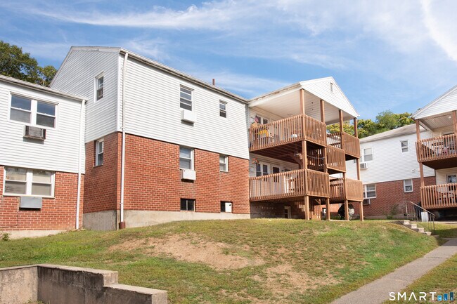 153 Cherry Hill Dr in Bridgeport, CT - Building Photo - Building Photo