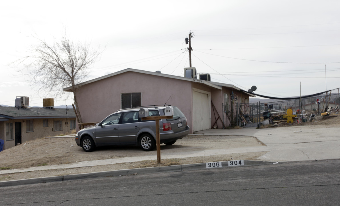 904-906 Navajo St in Barstow, CA - Building Photo