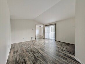 7453 Newcastle Golf Club Rd, Unit B302 in Newcastle, WA - Building Photo - Building Photo