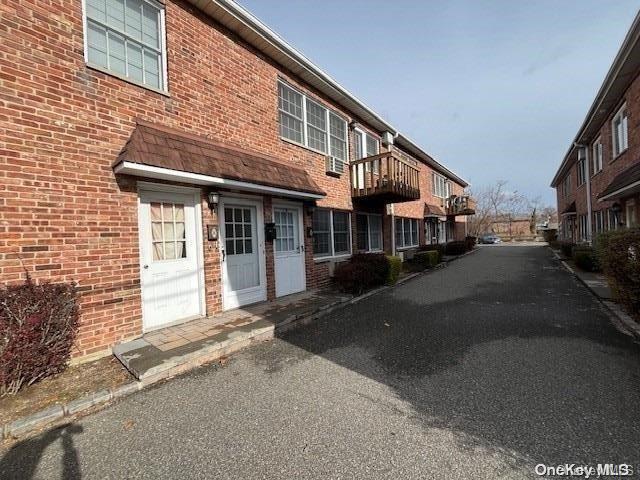56 Sintsink Dr E-Unit -C in Port Washington, NY - Building Photo