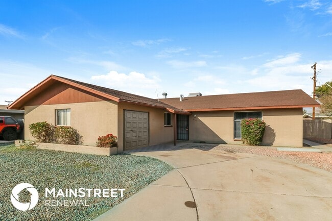 property at 6136 W Clarendon Ave