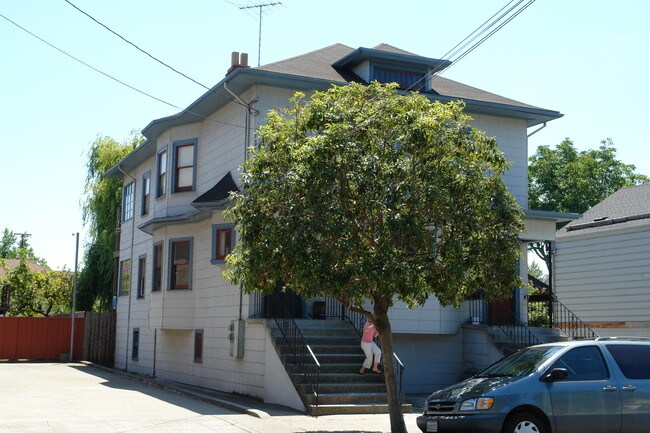 5174 Miles Ave in Oakland, CA - Foto de edificio - Building Photo