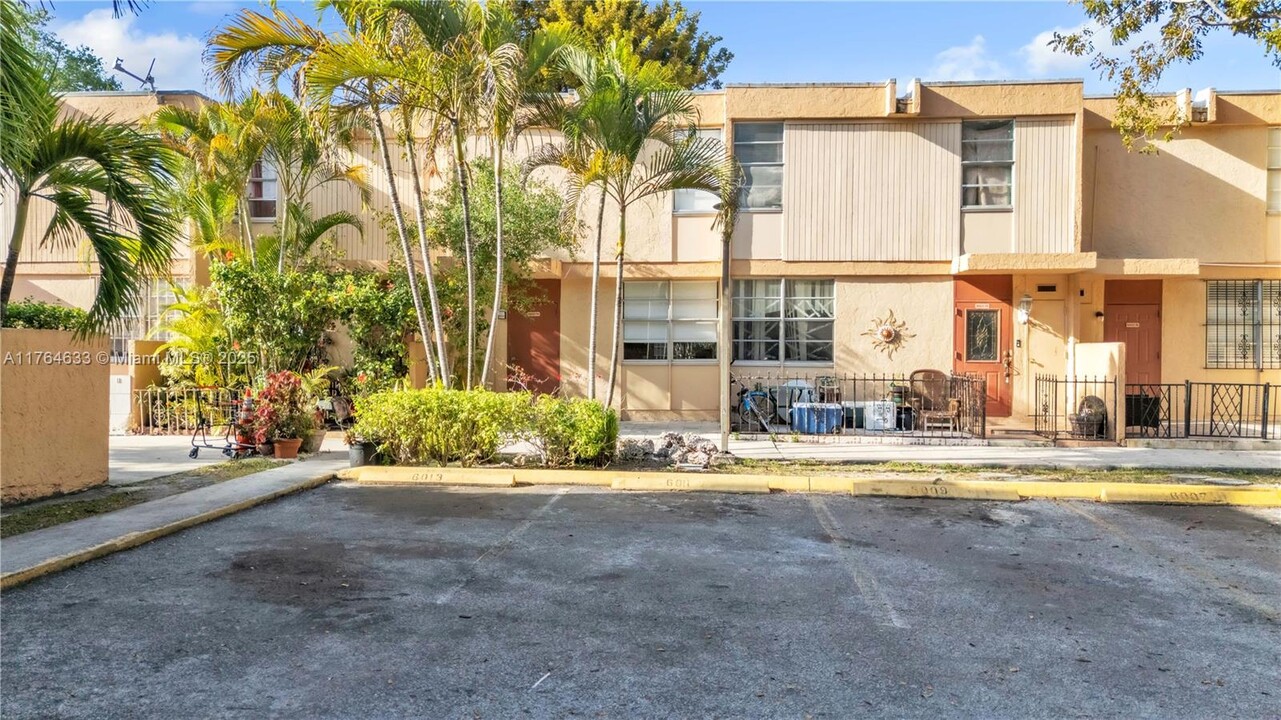 6007 SW 69th St in South Miami, FL - Building Photo