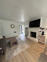 206 E Bay Ave in Newport Beach, CA - Building Photo