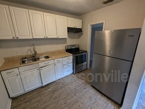 1056 Detroit Cir W in Jacksonville, FL - Building Photo - Building Photo